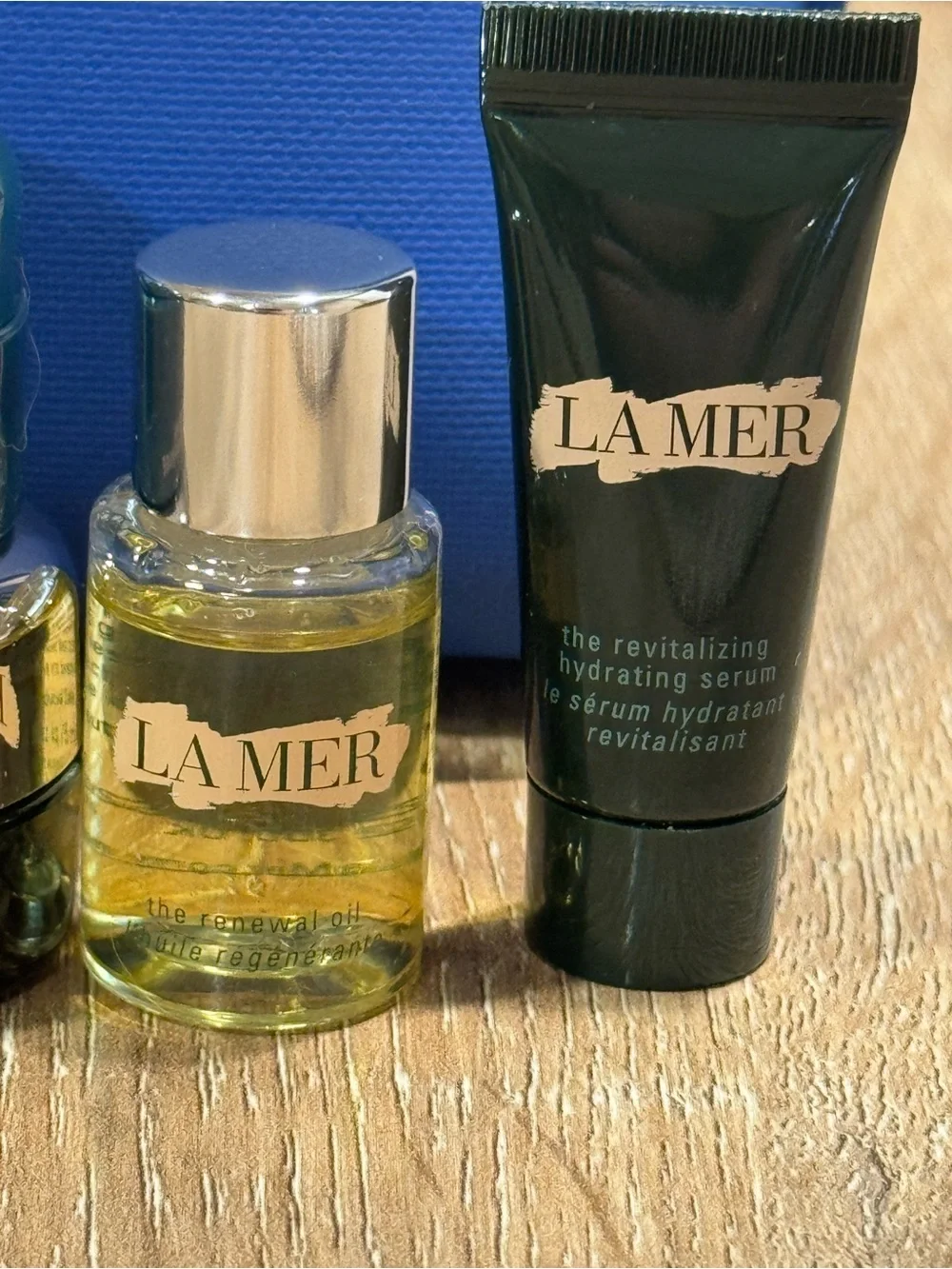 La Mer Royal Blue Travel Pouch with Skincare Mini Set